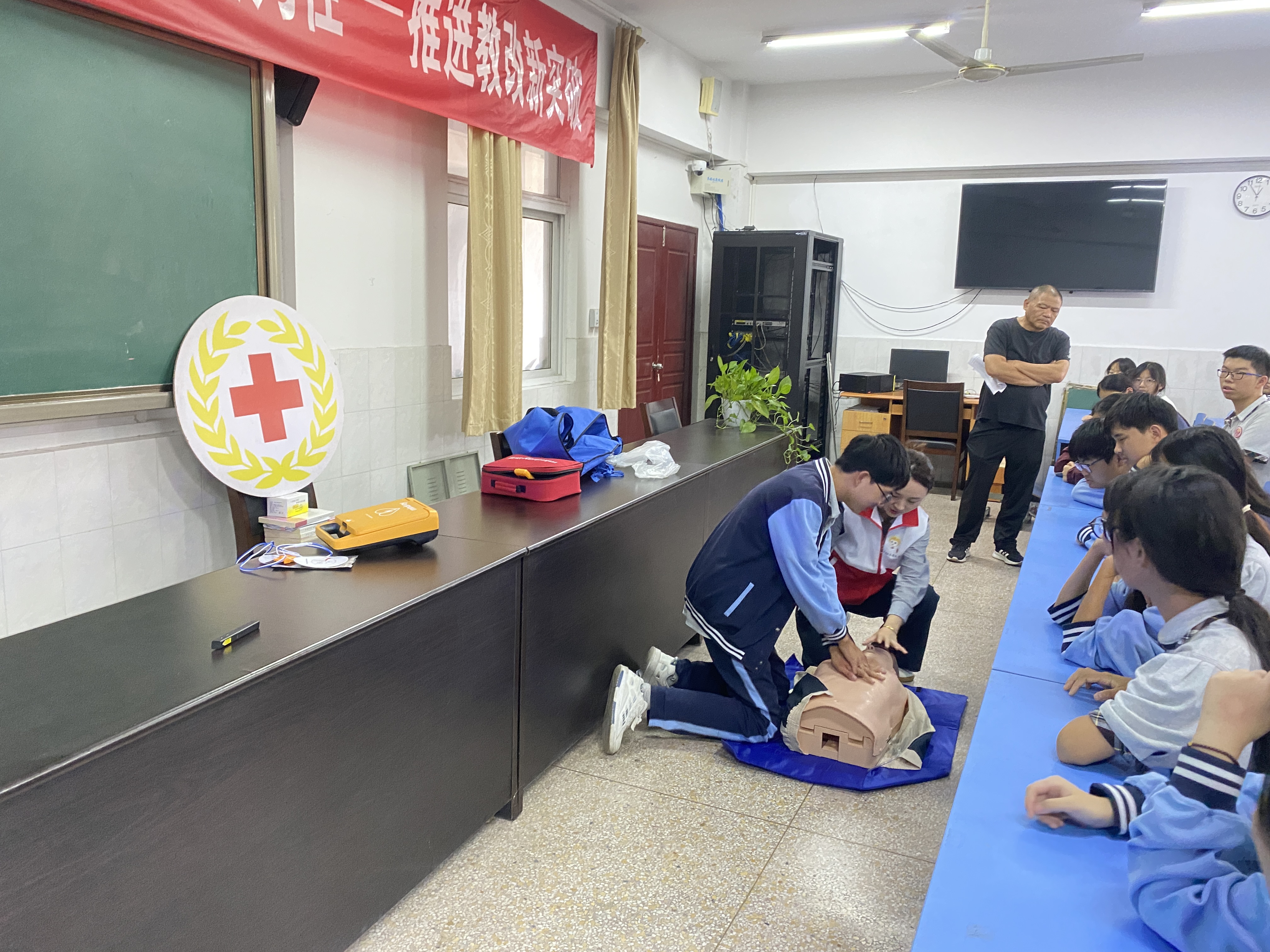 南京市江宁区上坊初级中学红十字会开展应急救护培训活动2.JPG